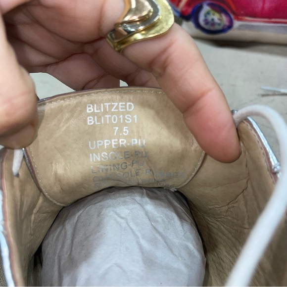 Steve Madden Women'S Blitzed Silver W/Red Stripe Lace-Up Oxford - Picture 9 of 10